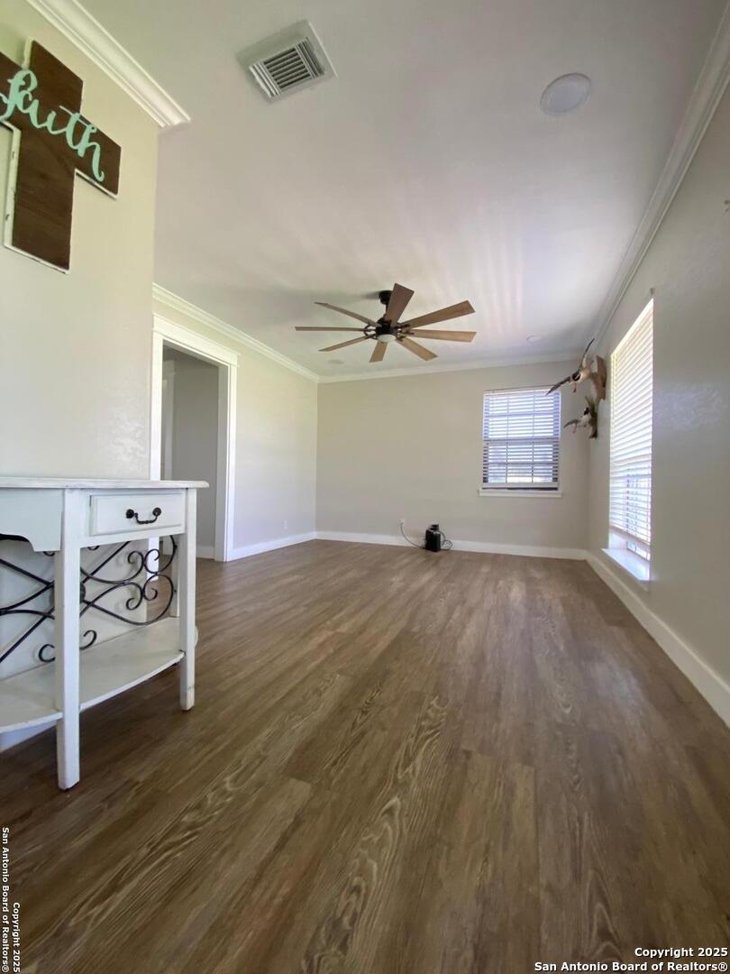 606 S Phelps Dilley TX 78017