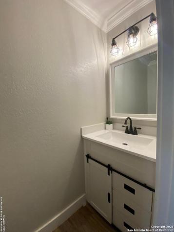 606 S Phelps Dilley TX 78017