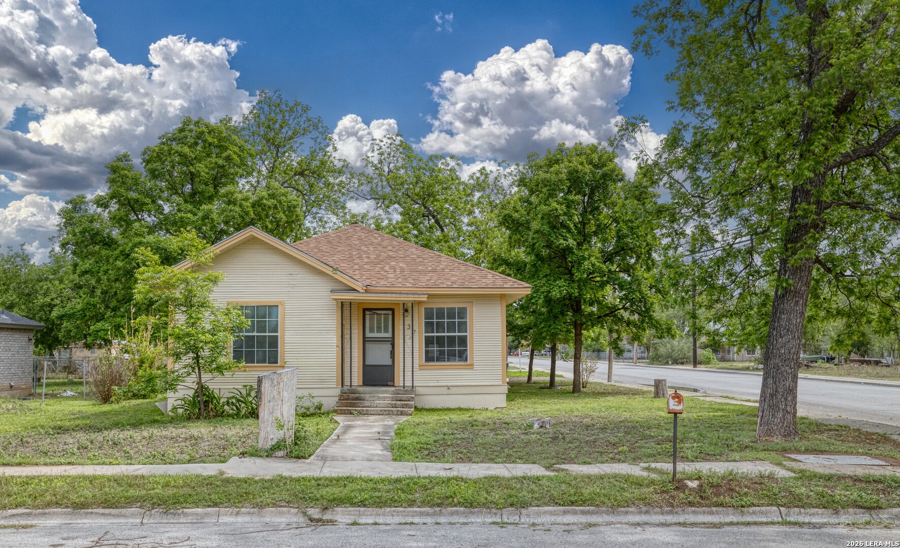 137 W Garden Street Uvalde TX 78801