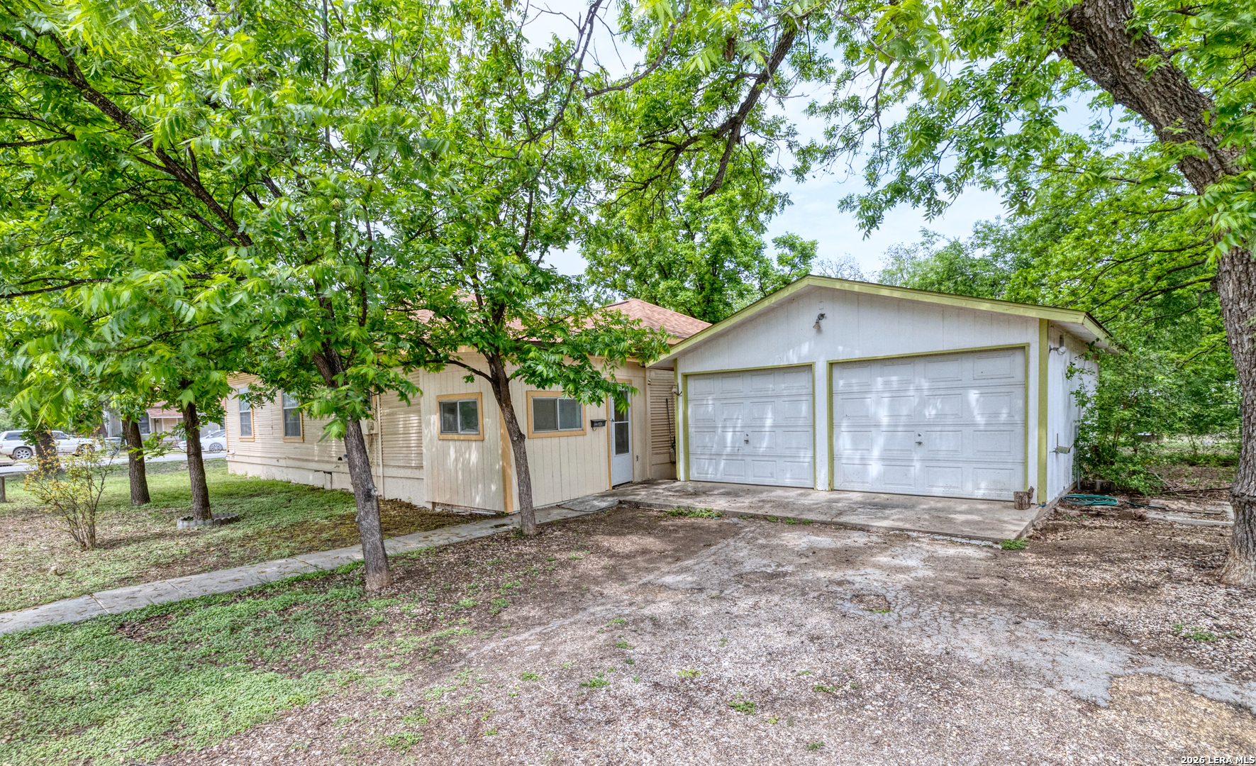 137 W Garden Street Uvalde TX 78801