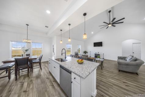 105 Hidden Cove Floresville TX 78114