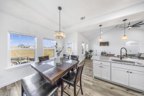 105 Hidden Cove Floresville TX 78114