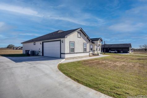 105 Hidden Cove Floresville TX 78114