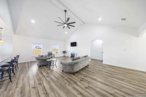 105 Hidden Cove Floresville TX 78114