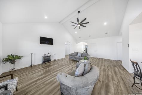 105 Hidden Cove Floresville TX 78114