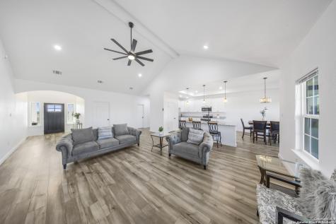 105 Hidden Cove Floresville TX 78114