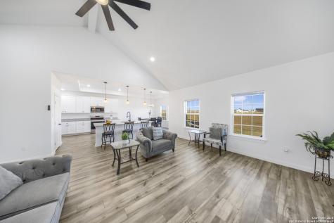 105 Hidden Cove Floresville TX 78114