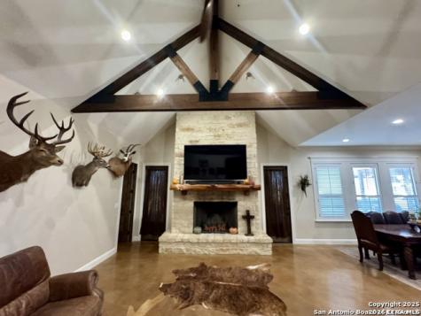 16489 Fm 472 Devine TX 78016