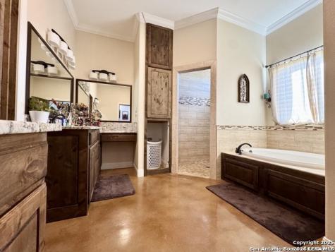 16489 Fm 472 Devine TX 78016