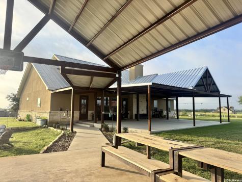 16489 Fm 472 Devine TX 78016