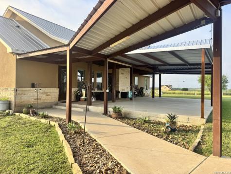 16489 Fm 472 Devine TX 78016