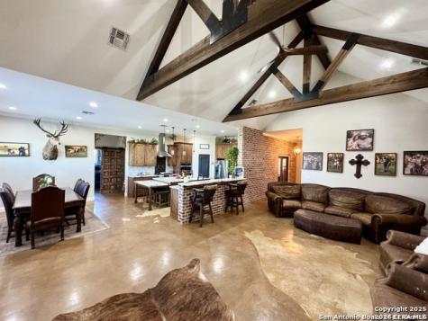 16489 Fm 472 Devine TX 78016