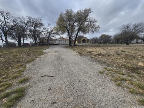 420 Highlands Poteet TX 78065