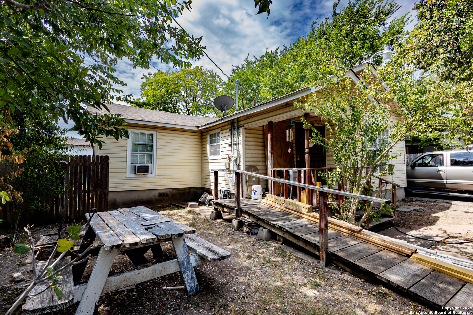 2040 W Laurel San Antonio TX 78201