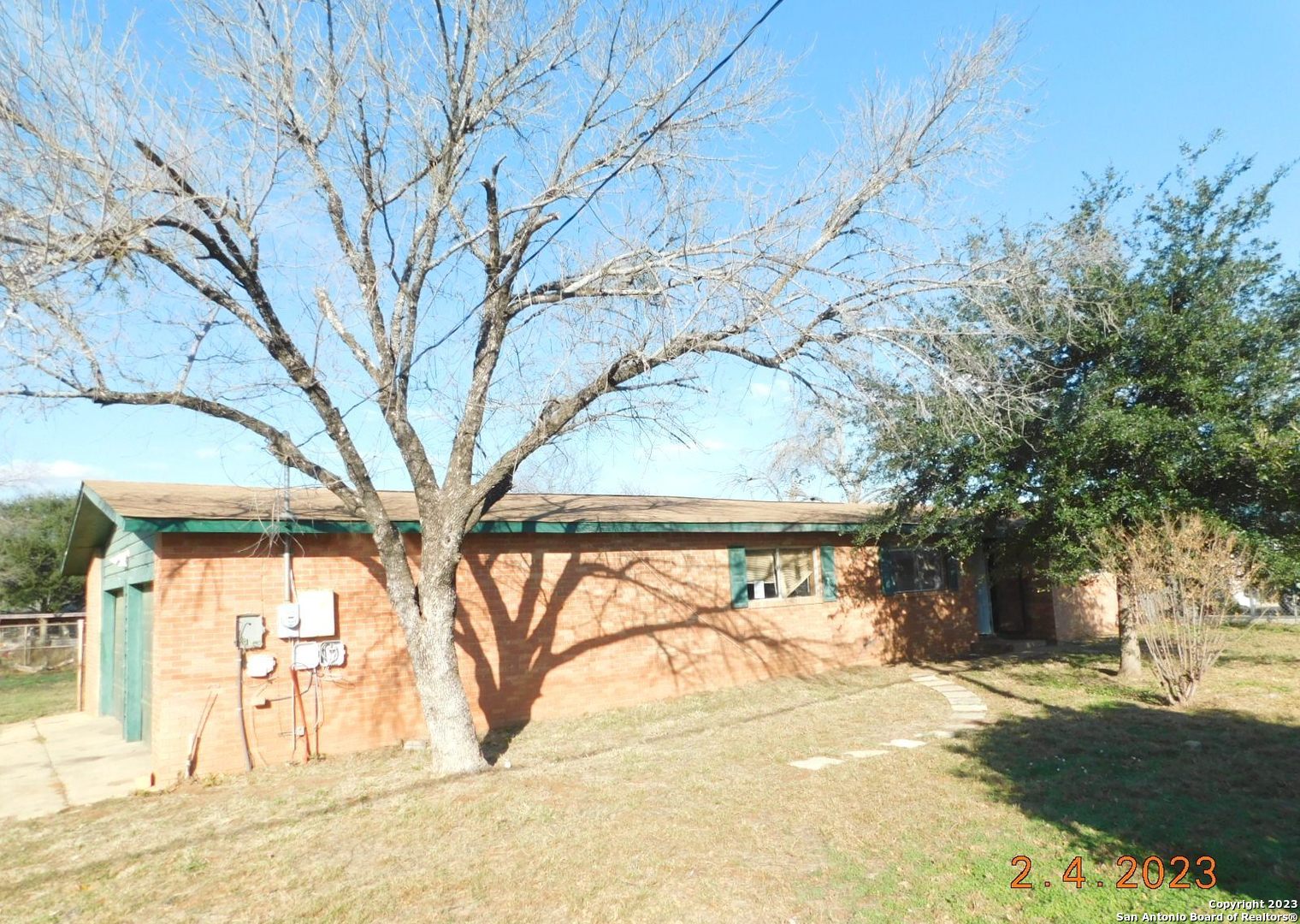 210 W White Street Dilley TX 78017