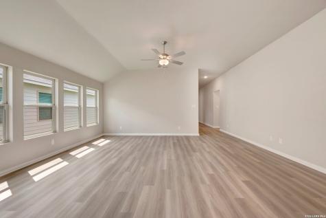 1112 Limestone Ridge Seguin TX 78155