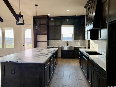 712 County Road 320 Floresville TX 78114