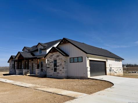 712 County Road 320 Floresville TX 78114