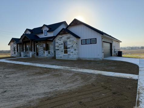712 County Road 320 Floresville TX 78114