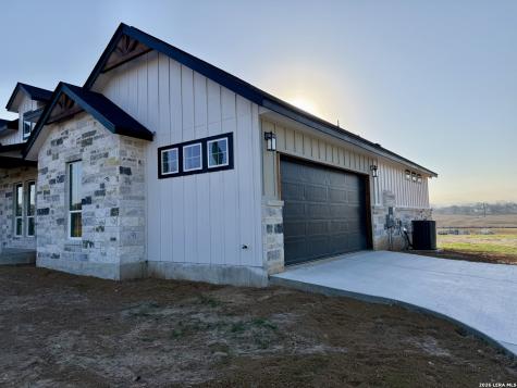 712 County Road 320 Floresville TX 78114