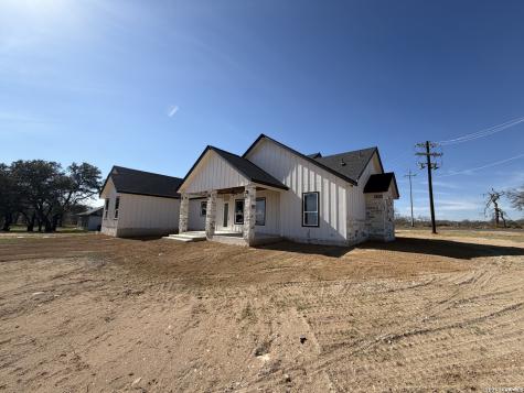 712 County Road 320 Floresville TX 78114