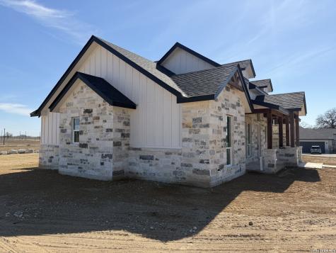 712 County Road 320 Floresville TX 78114