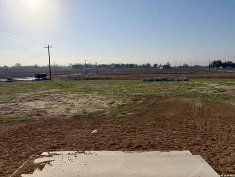 712 County Road 320 Floresville TX 78114