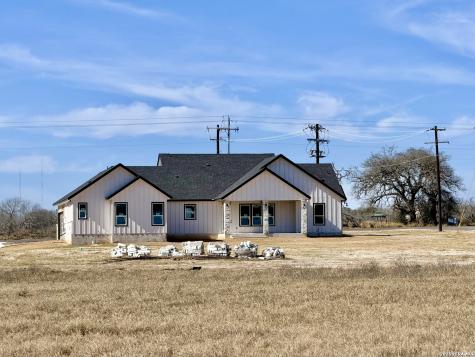 712 County Road 320 Floresville TX 78114