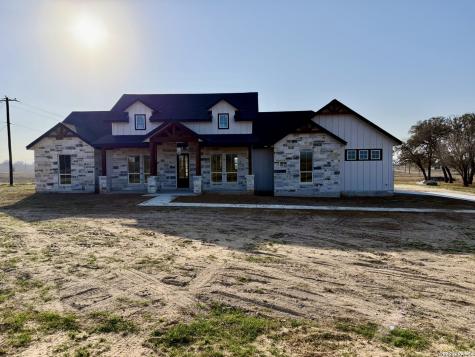 712 County Road 320 Floresville TX 78114