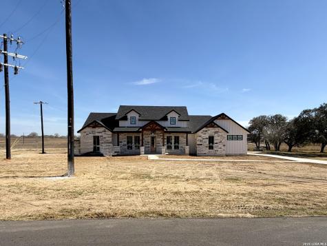 712 County Road 320 Floresville TX 78114