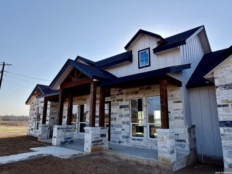 712 County Road 320 Floresville TX 78114