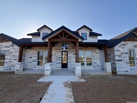 712 County Road 320 Floresville TX 78114
