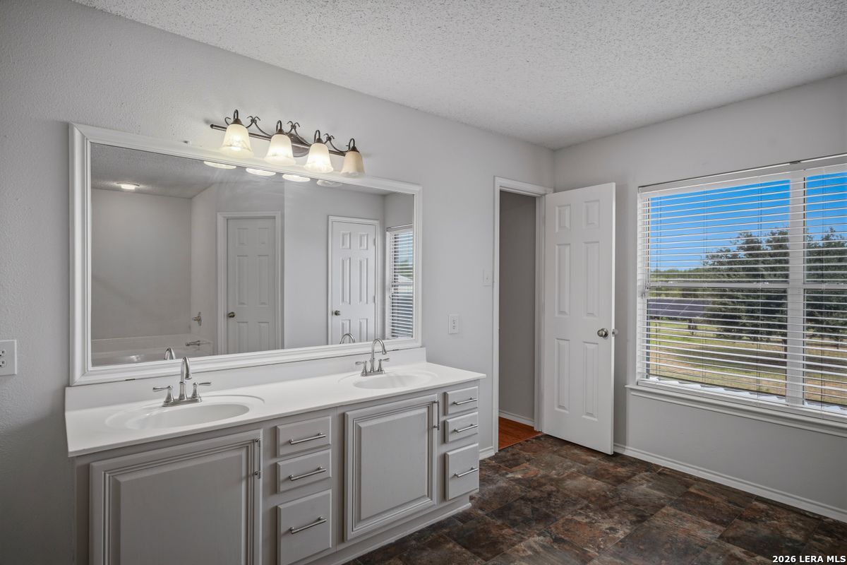 25 High Meadow Lytle TX 78052