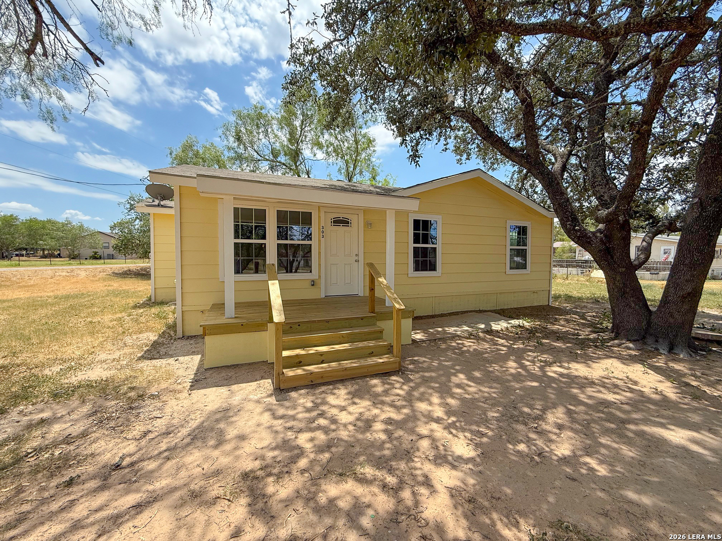 303 Davis Devine TX 78016