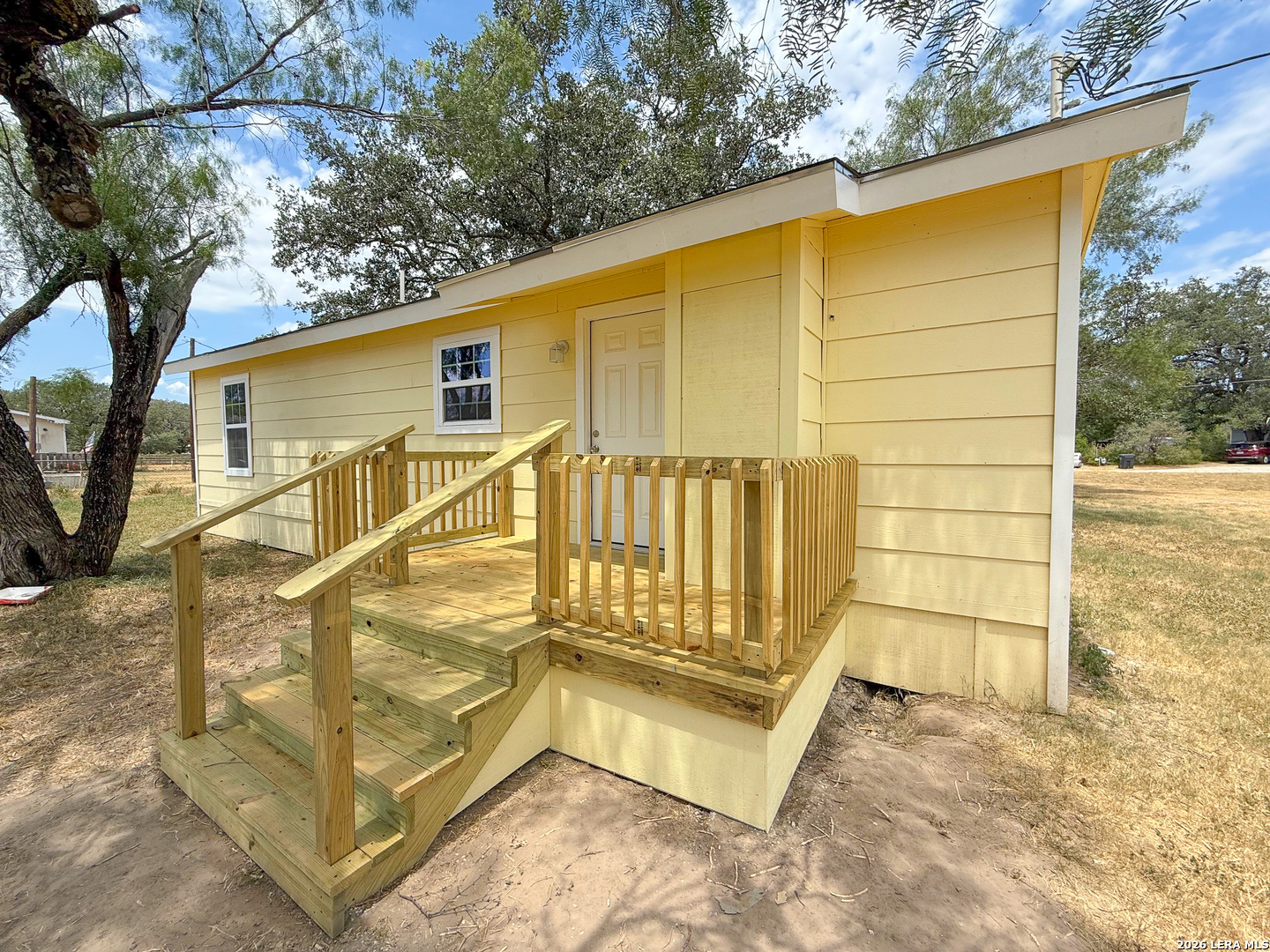 303 Davis Devine TX 78016