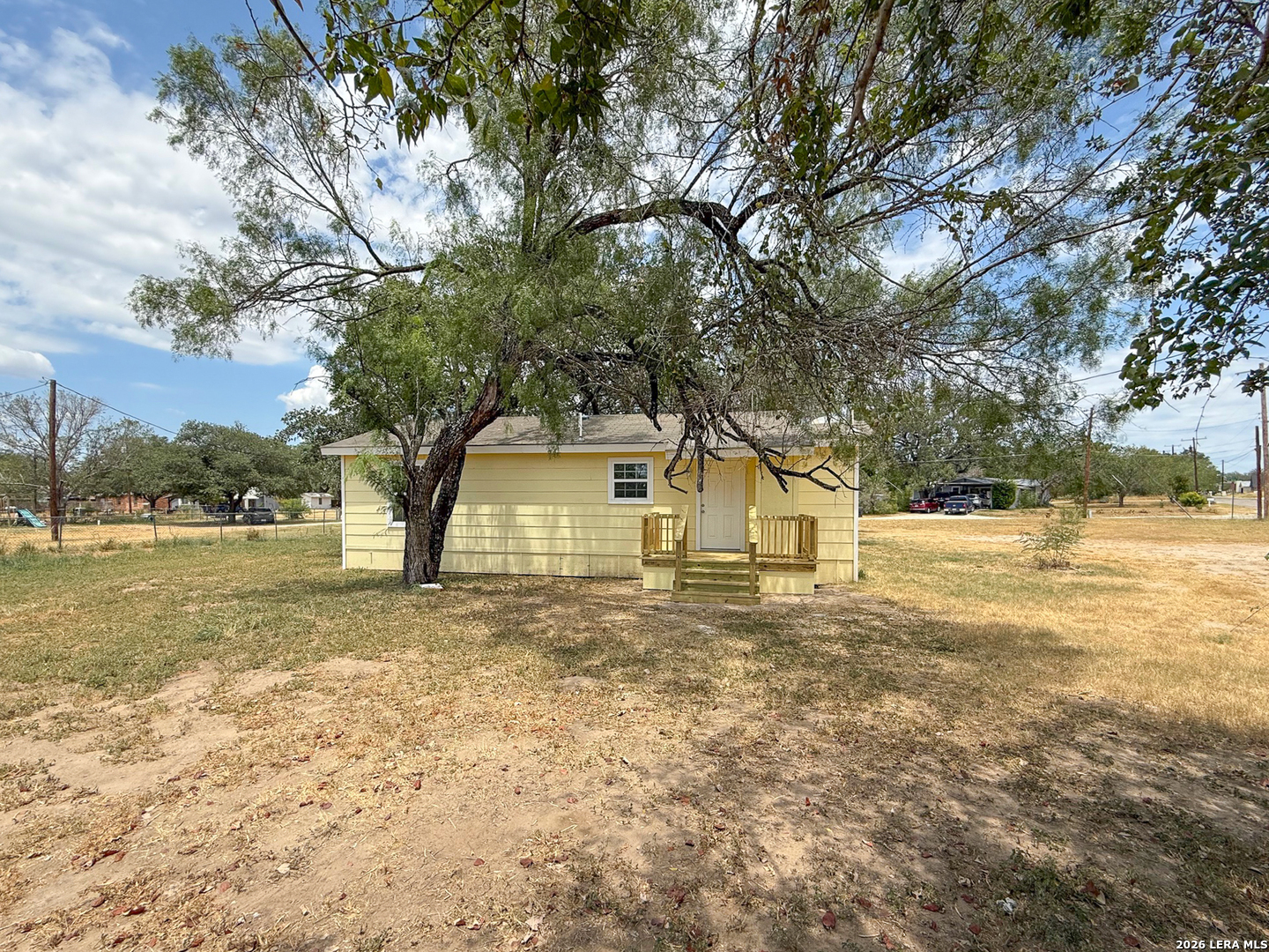 303 Davis Devine TX 78016