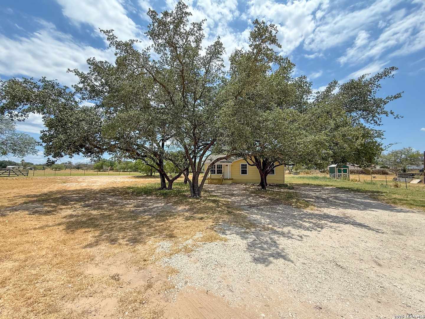303 Davis Devine TX 78016