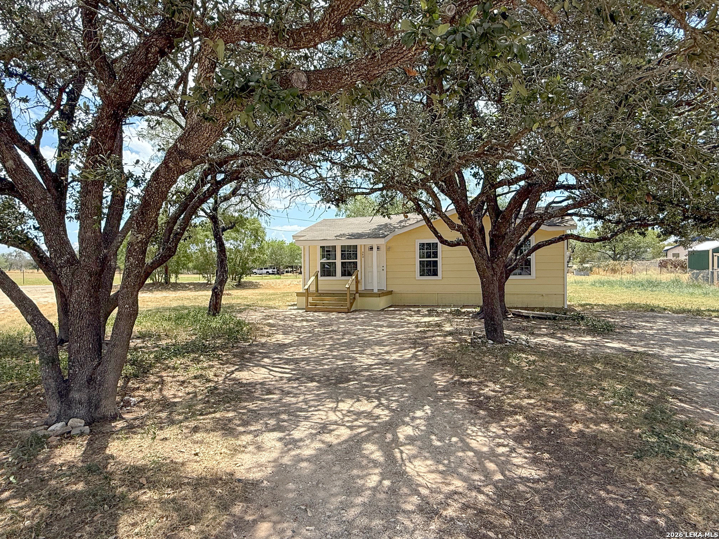 303 Davis Devine TX 78016