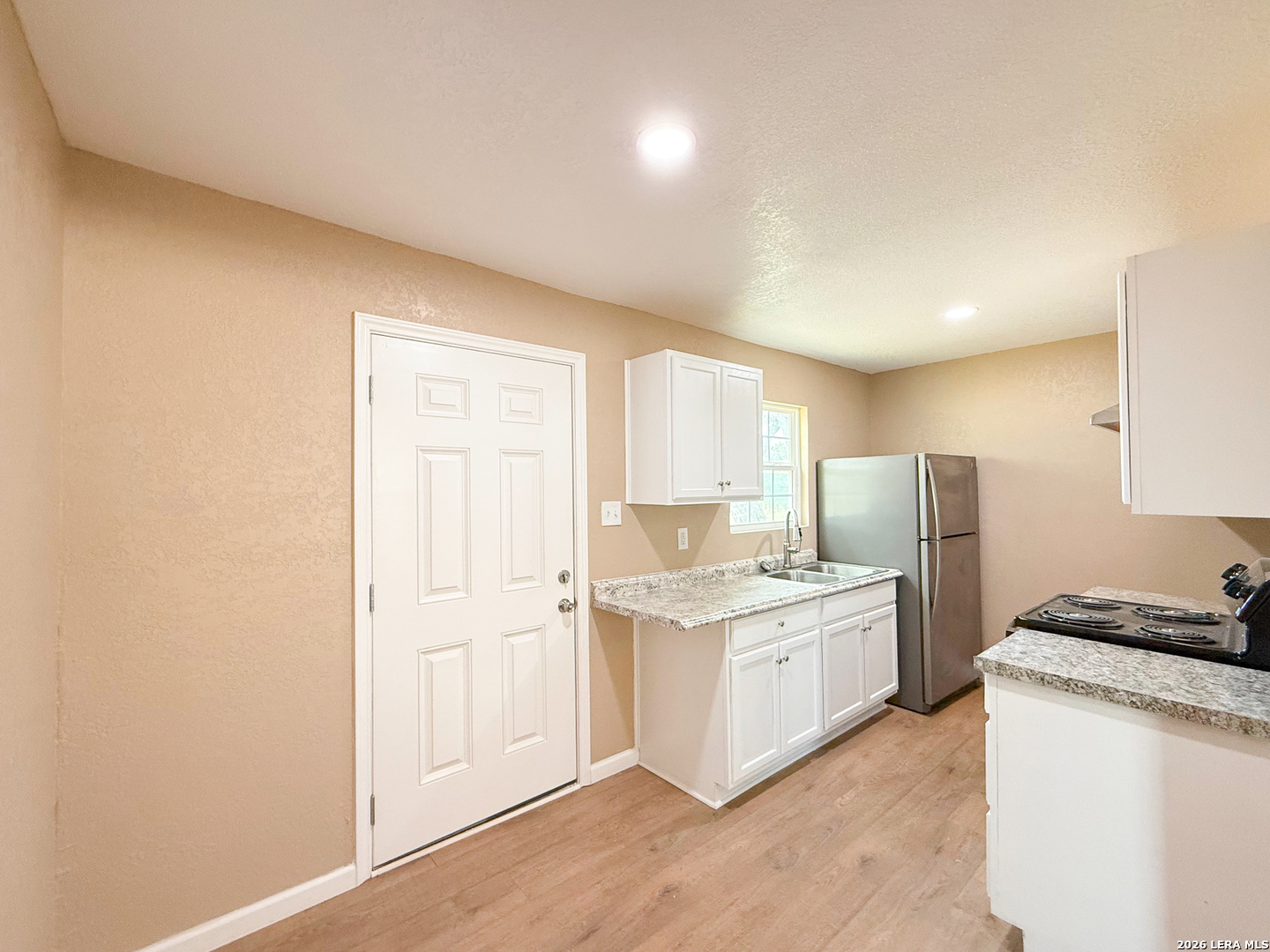 303 Davis Devine TX 78016