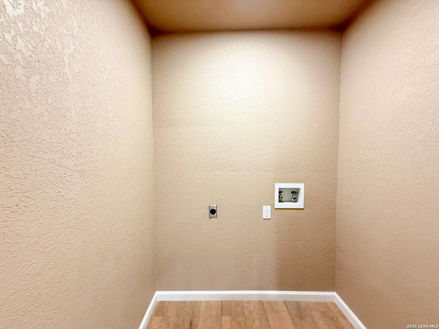 303 Davis Devine TX 78016