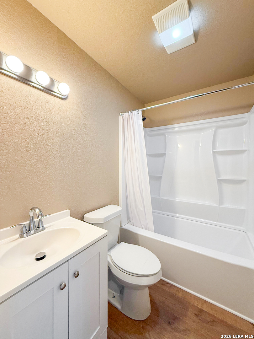 303 Davis Devine TX 78016