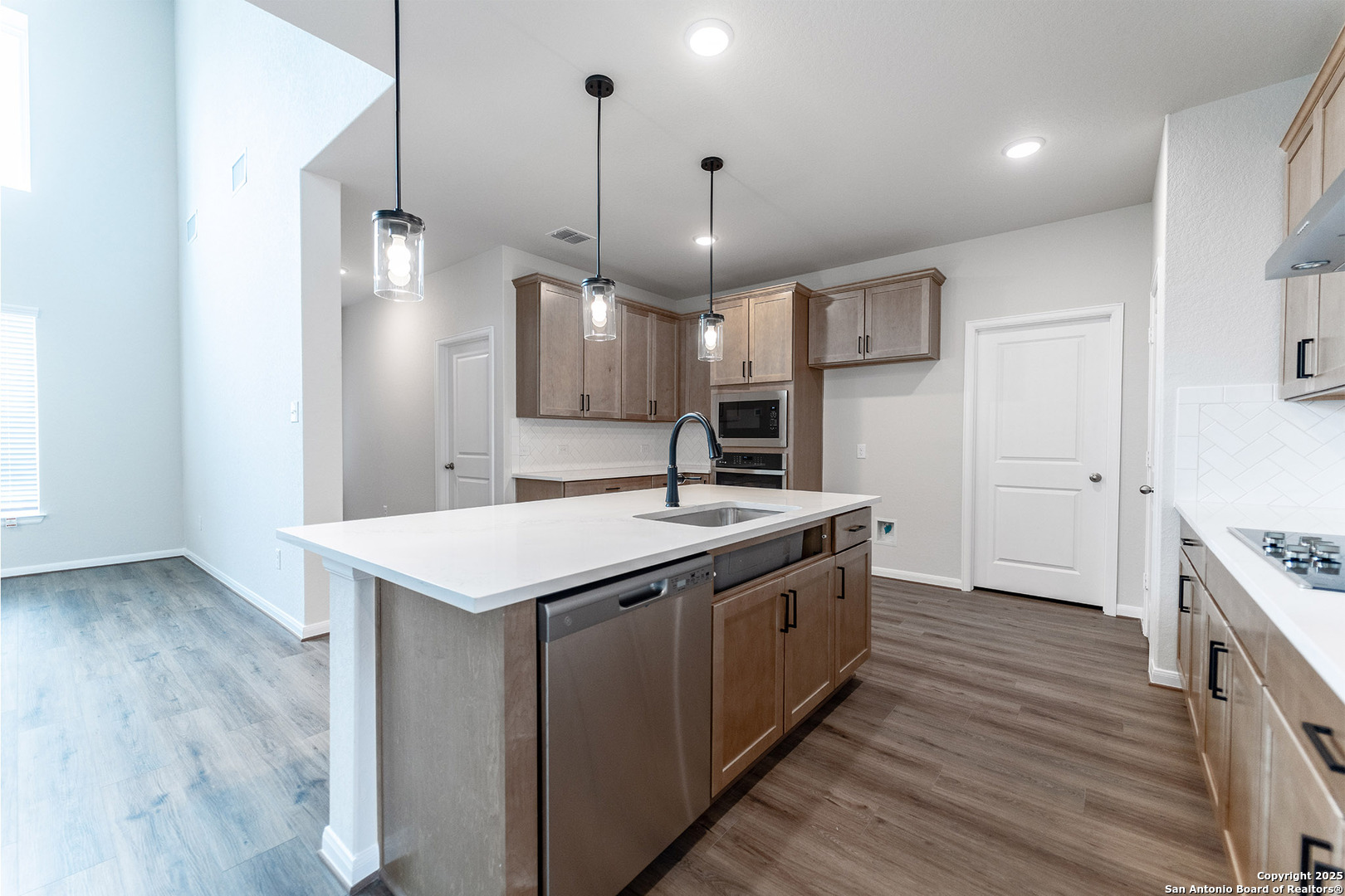 202 Ednie Lane Mico TX 78066