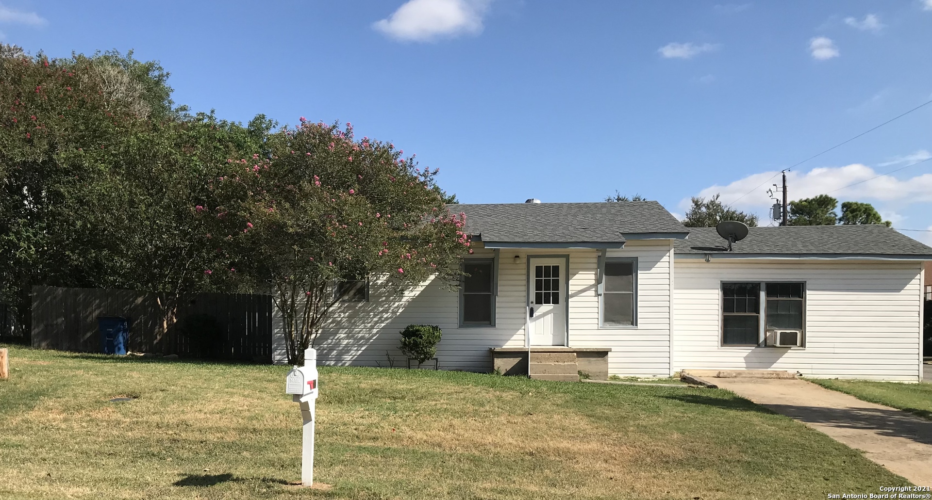 1102 F Street Floresville TX 78114