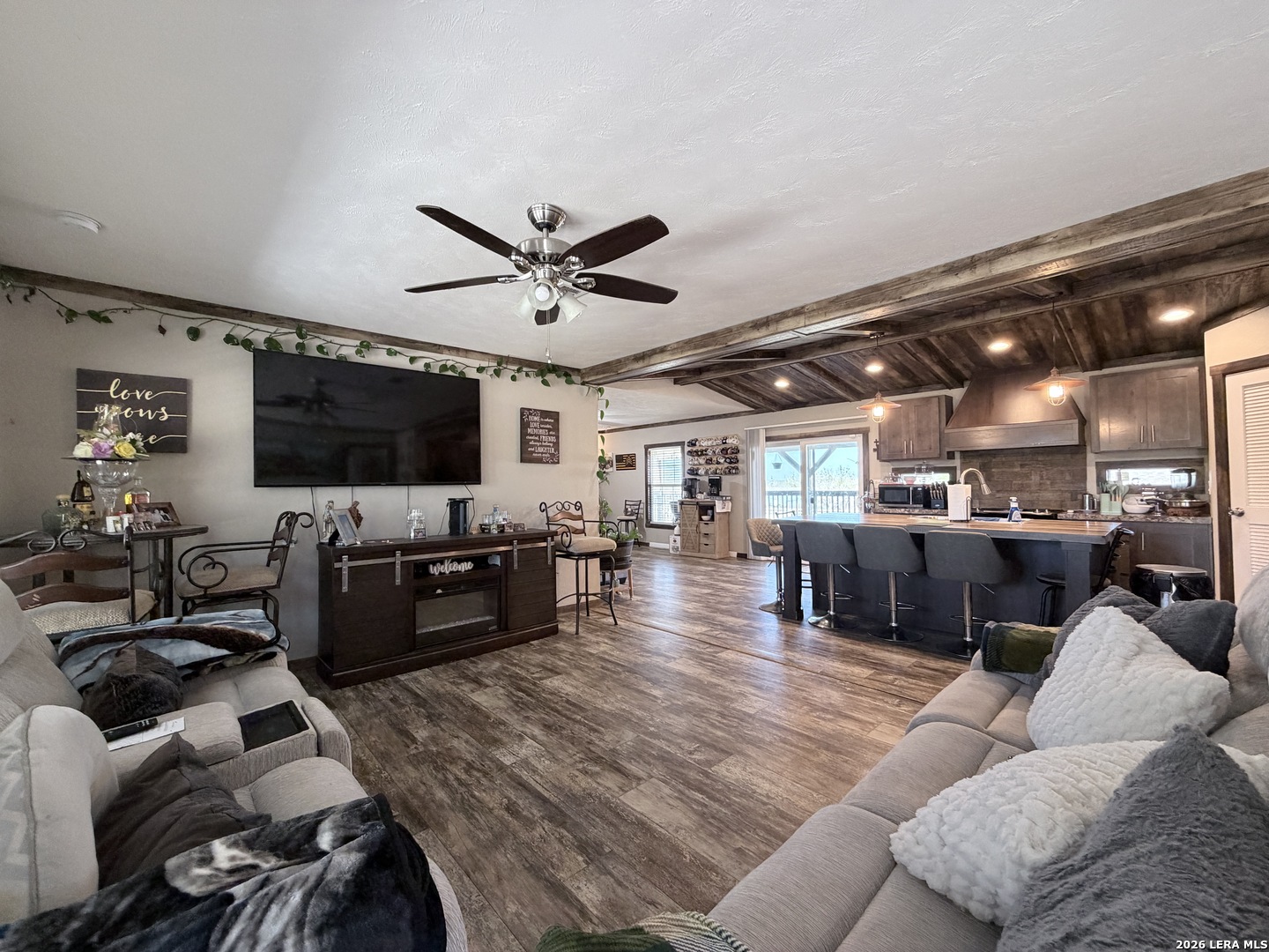 152 County Road 2667 Devine TX 78016