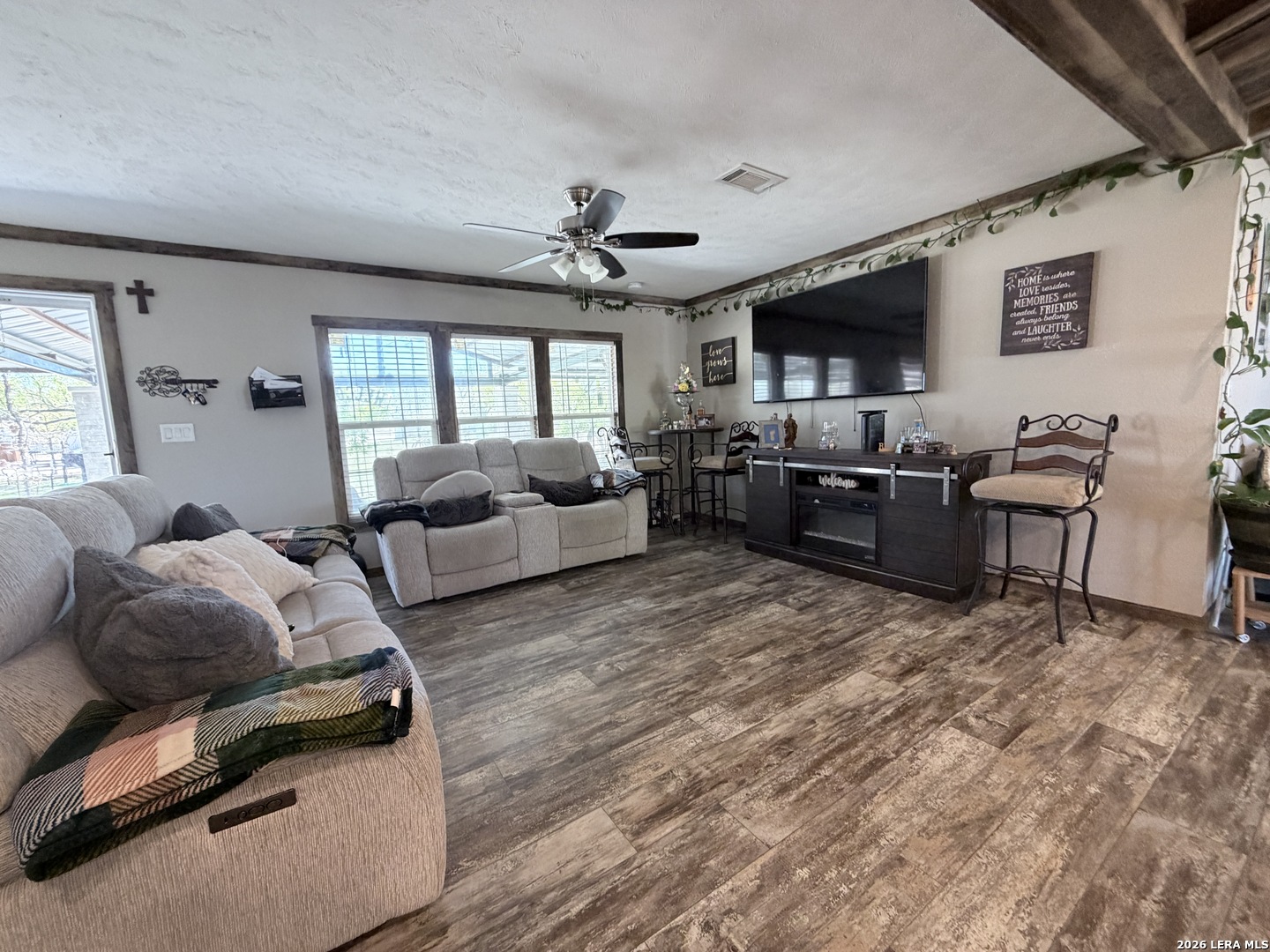 152 County Road 2667 Devine TX 78016