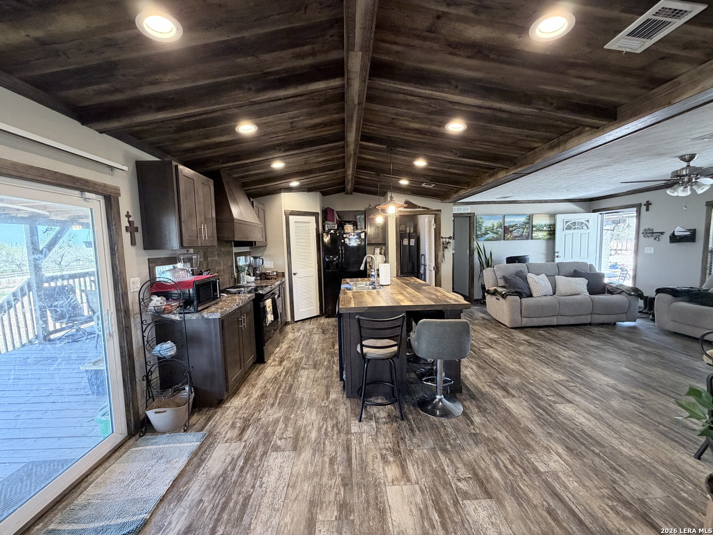 152 County Road 2667 Devine TX 78016