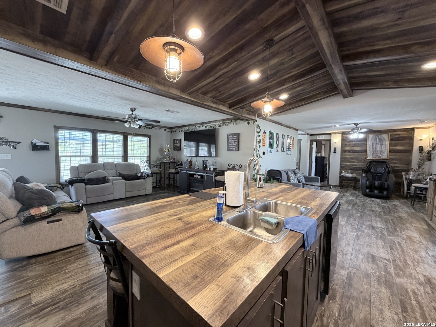 152 County Road 2667 Devine TX 78016