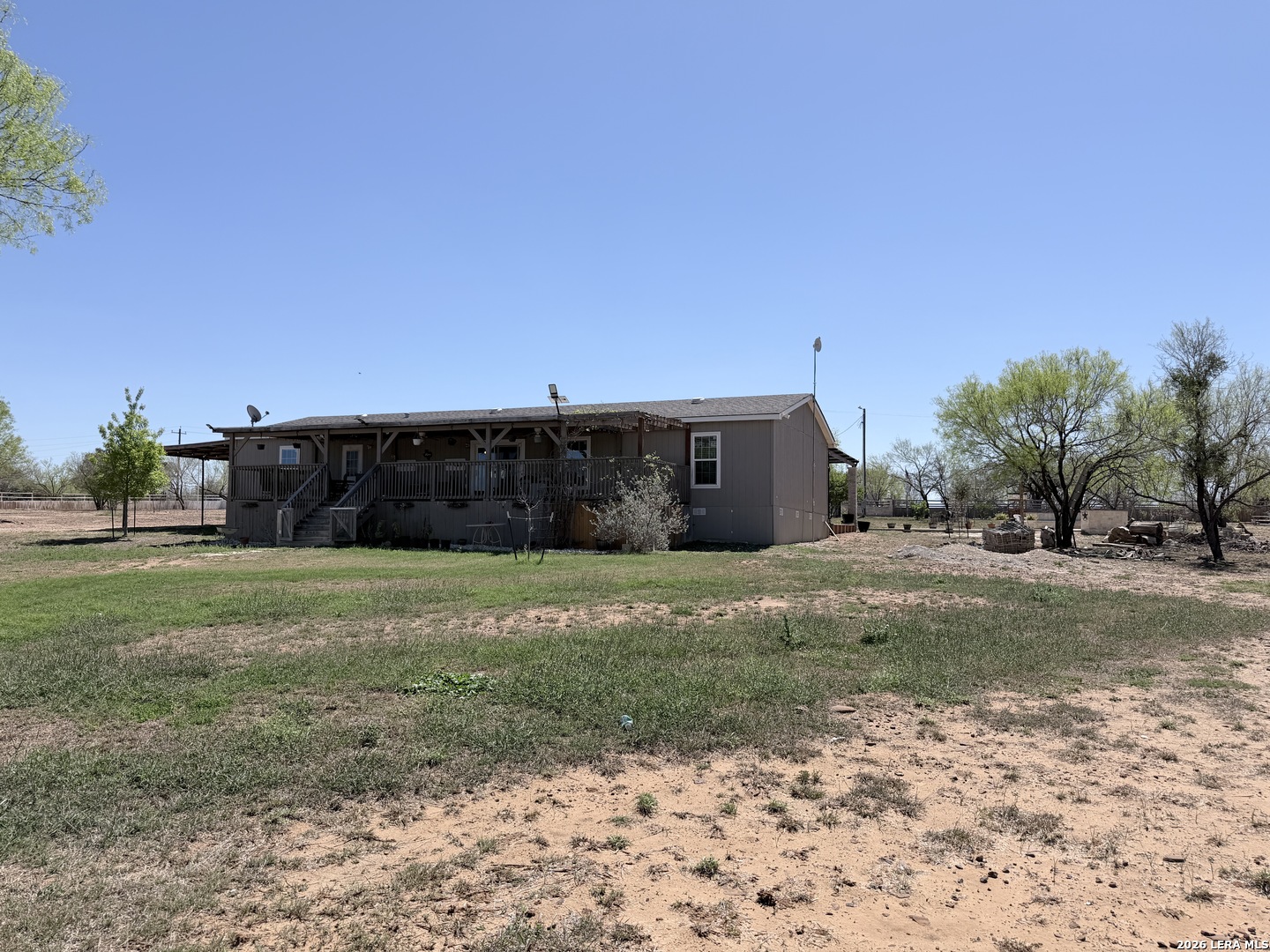 152 County Road 2667 Devine TX 78016