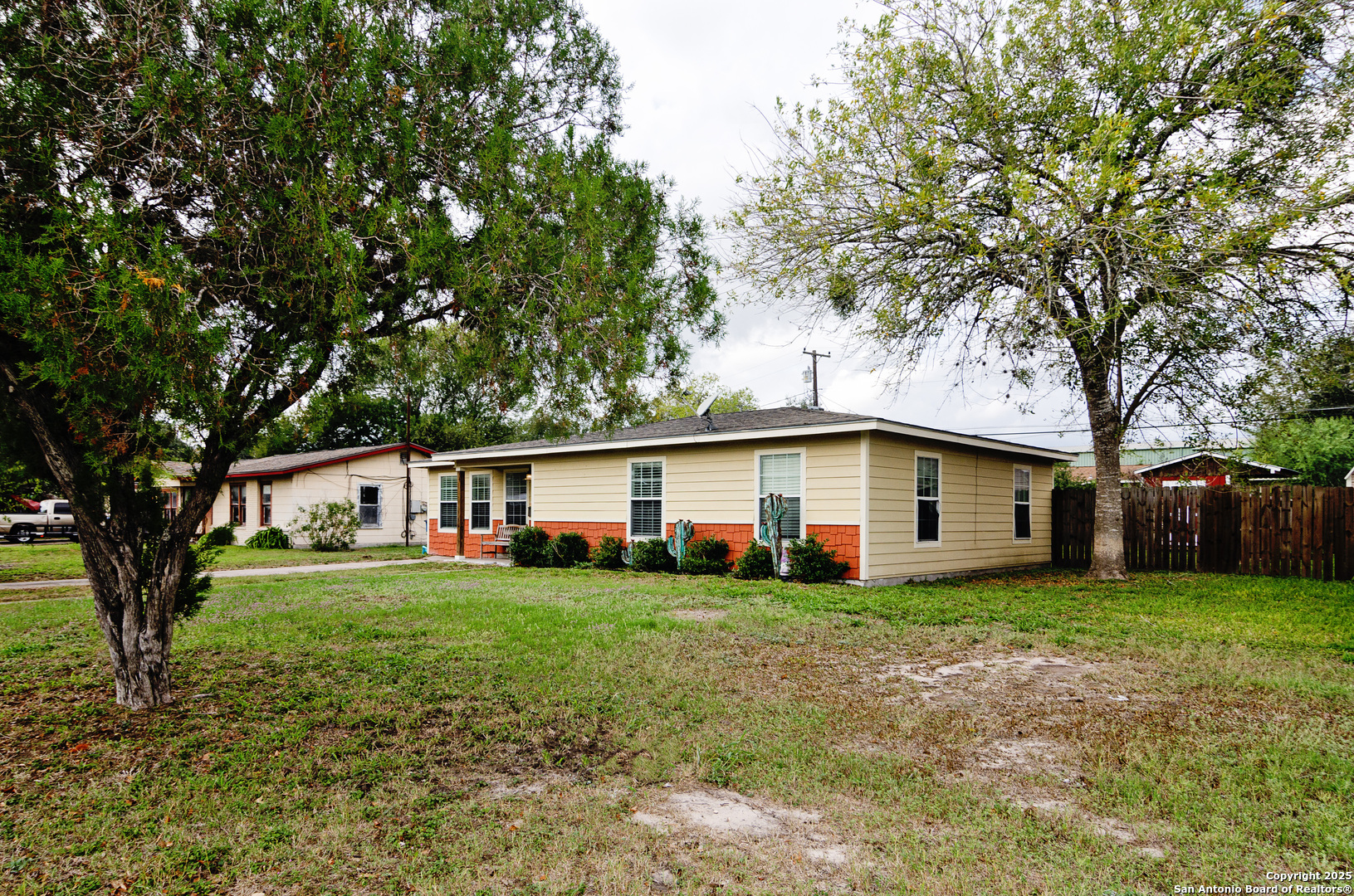 805 E Anderson Beeville TX 78102