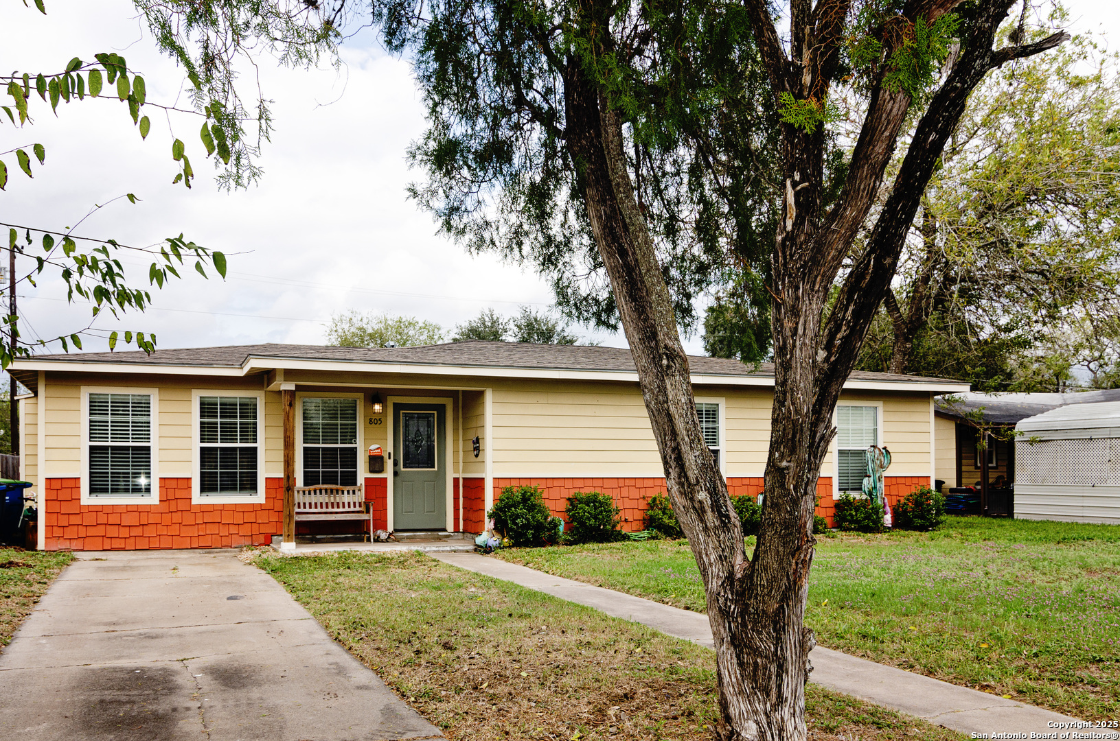805 E Anderson Beeville TX 78102